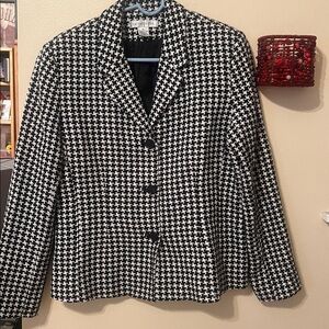 Pursuits LTD Women jacket, houndstooth blazer. Features black and white pattern.